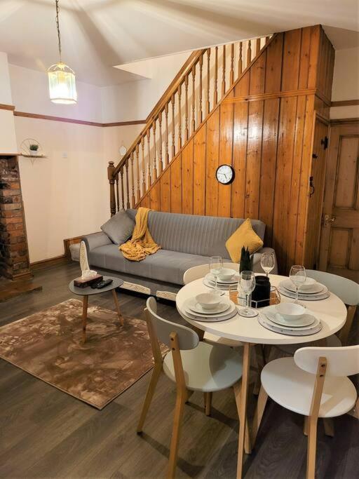 Nice 4-Bedroom Vacation Home With Indoor Fireplace Wellington  Exteriör bild